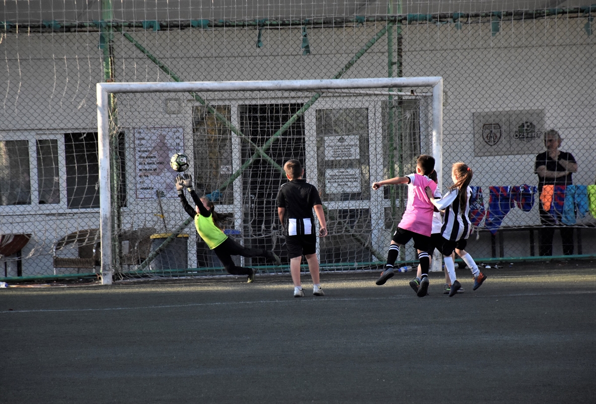 Futbol tutkunu ikiz kız kardeşler, erkek futbol takımıyla antrenman yapıyor