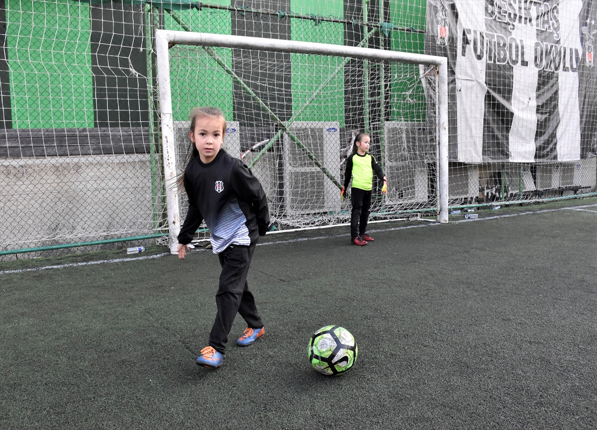 Futbol tutkunu ikiz kız kardeşler, erkek futbol takımıyla antrenman yapıyor