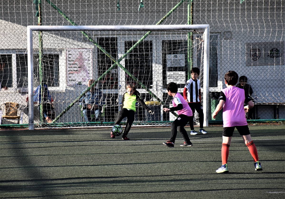 Futbol tutkunu ikiz kız kardeşler, erkek futbol takımıyla antrenman yapıyor