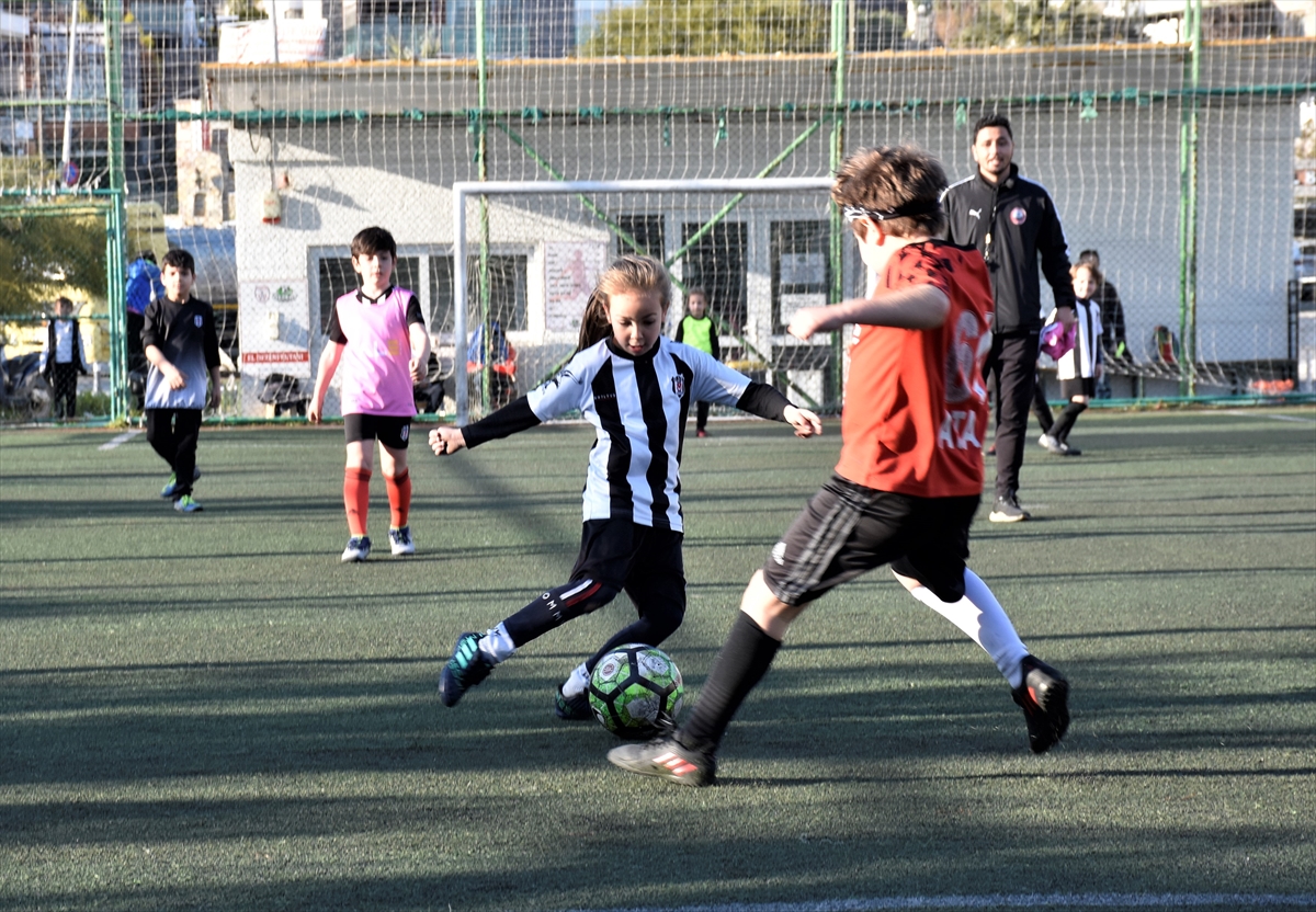 Futbol tutkunu ikiz kız kardeşler, erkek futbol takımıyla antrenman yapıyor