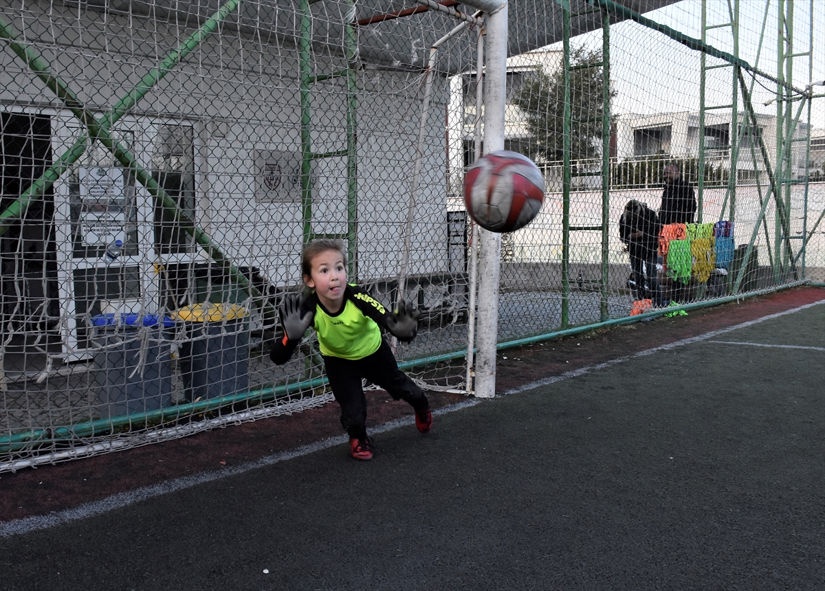 Futbol tutkunu ikiz kız kardeşler, erkek futbol takımıyla antrenman yapıyor