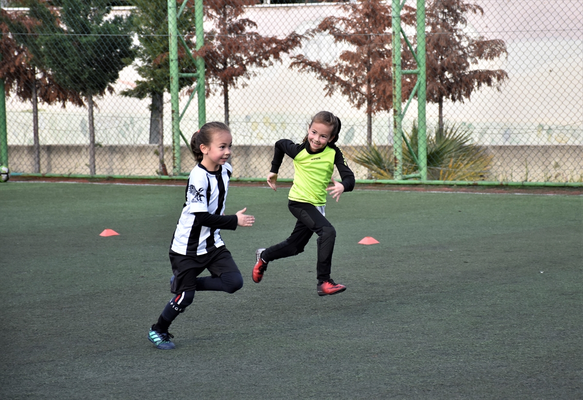 Futbol tutkunu ikiz kız kardeşler, erkek futbol takımıyla antrenman yapıyor