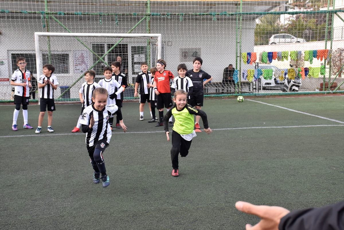 Futbol tutkunu ikiz kız kardeşler, erkek futbol takımıyla antrenman yapıyor