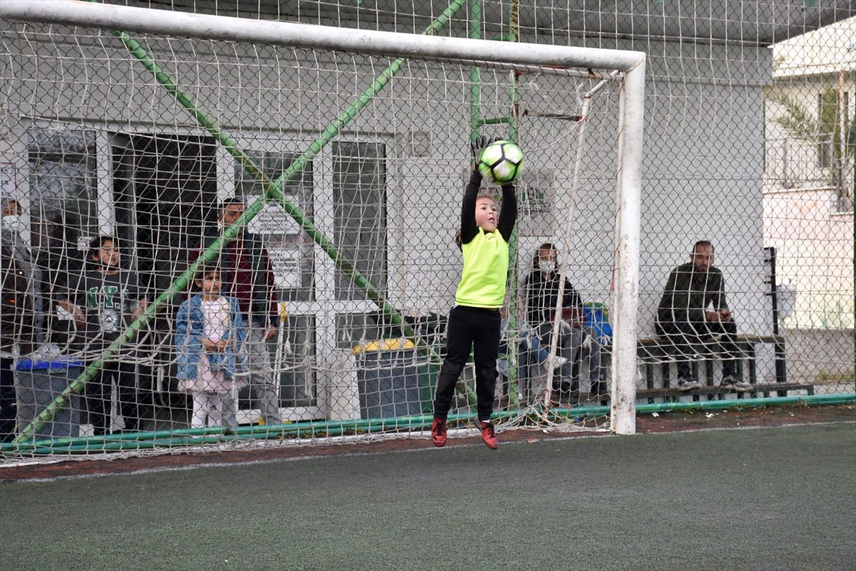 Futbol tutkunu ikiz kız kardeşler, erkek futbol takımıyla antrenman yapıyor