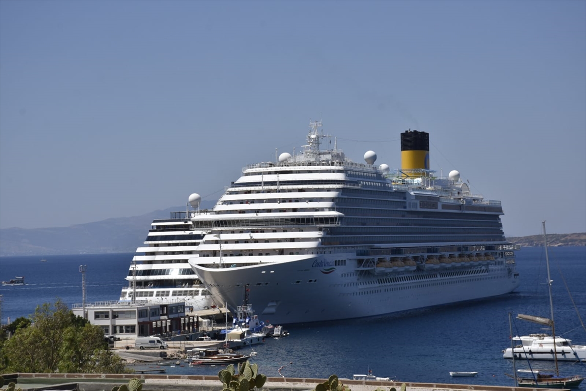 'Costa Venezia' ve 'Seven Seas Explorer' Bodrum'a yanaştı