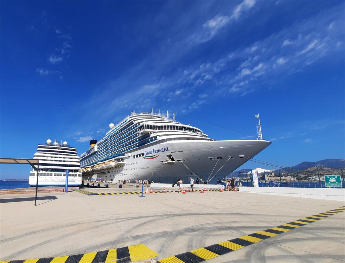 'Costa Venezia' ve 'Seven Seas Explorer' Bodrum'a yanaştı