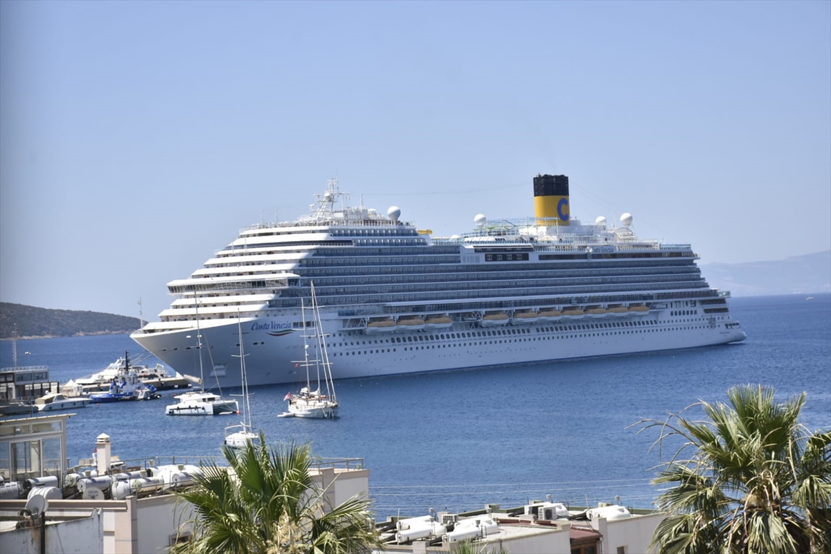 'Costa Venezia' ve 'Seven Seas Explorer' Bodrum'a yanaştı