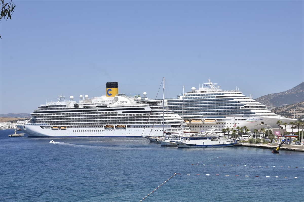 'Costa Venezia' ve 'Seven Seas Explorer' Bodrum'a yanaştı