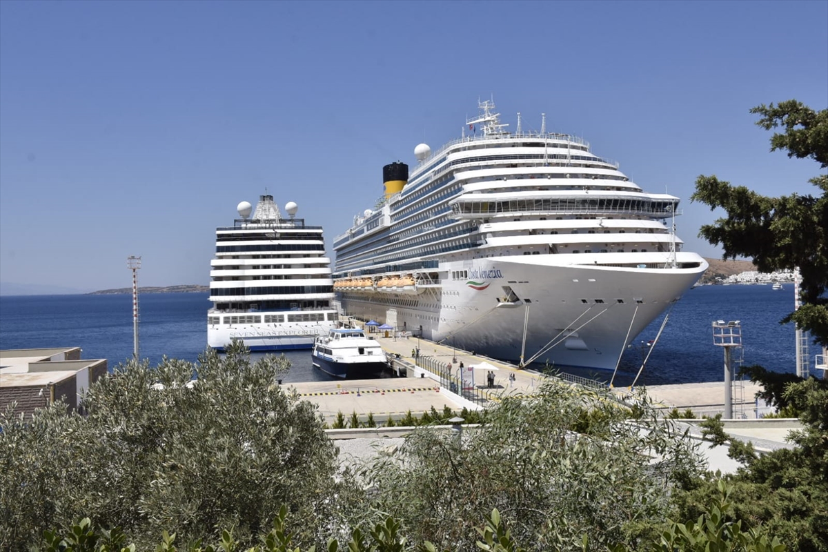 'Costa Venezia' ve 'Seven Seas Explorer' Bodrum'a yanaştı