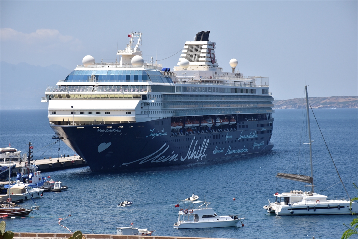 ‘Mein Schiff Herz’ ile gelen kruvaziyer yolcuları Bodrum'u gezdi