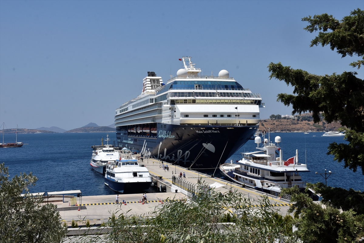 ‘Mein Schiff Herz’ ile gelen kruvaziyer yolcuları Bodrum'u gezdi