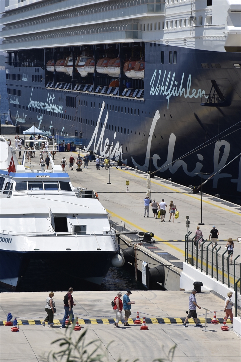 ‘Mein Schiff Herz’ ile gelen kruvaziyer yolcuları Bodrum'u gezdi