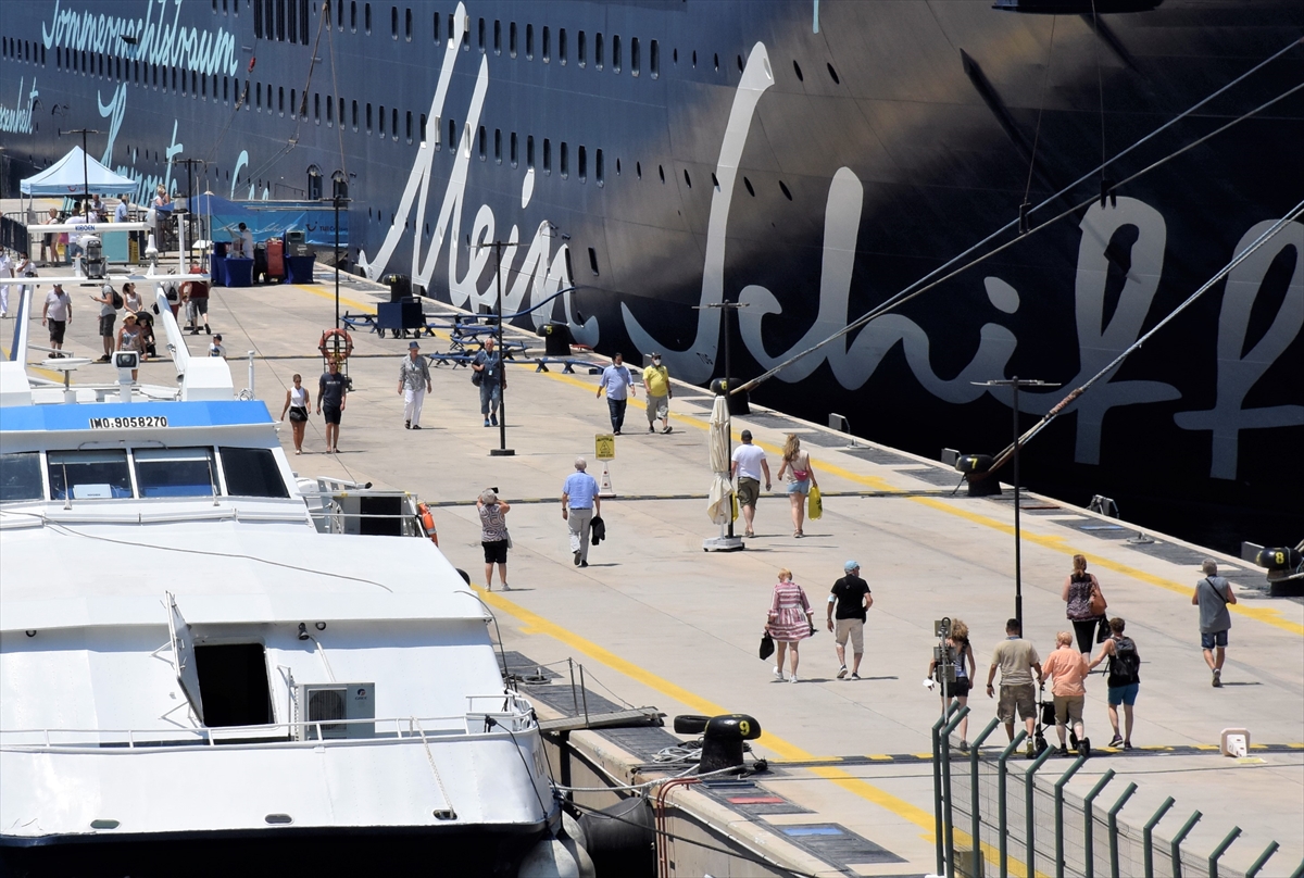 ‘Mein Schiff Herz’ ile gelen kruvaziyer yolcuları Bodrum'u gezdi