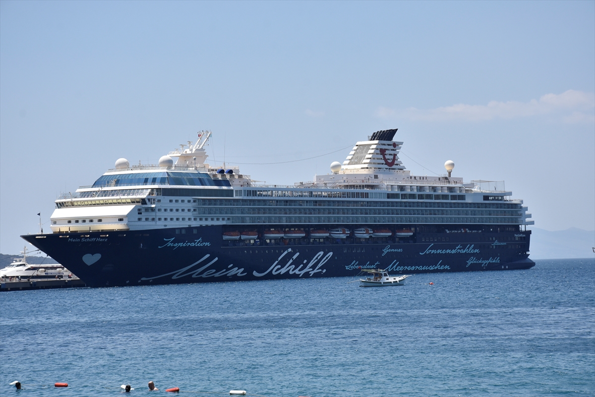 ‘Mein Schiff Herz’ ile gelen kruvaziyer yolcuları Bodrum'u gezdi