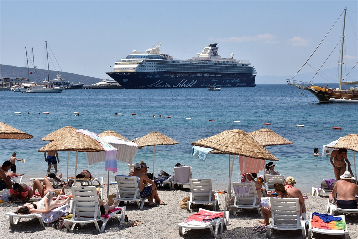 ‘Mein Schiff Herz’ ile gelen kruvaziyer yolcuları Bodrum'u gezdi