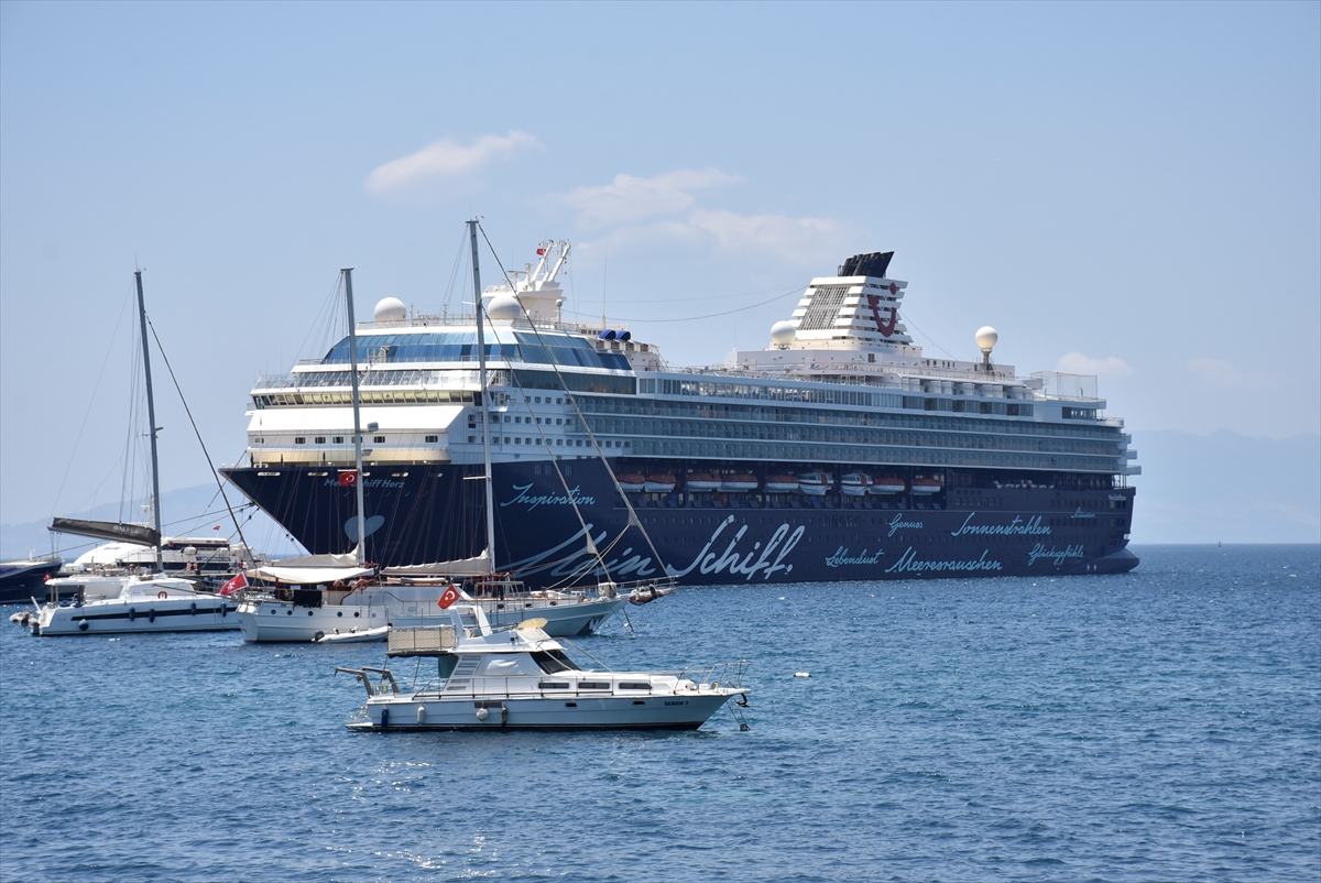 ‘Mein Schiff Herz’ ile gelen kruvaziyer yolcuları Bodrum'u gezdi
