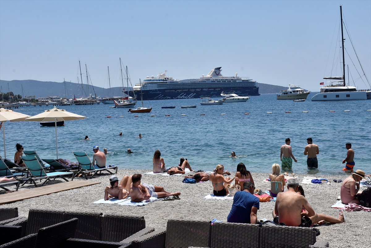 ‘Mein Schiff Herz’ ile gelen kruvaziyer yolcuları Bodrum'u gezdi