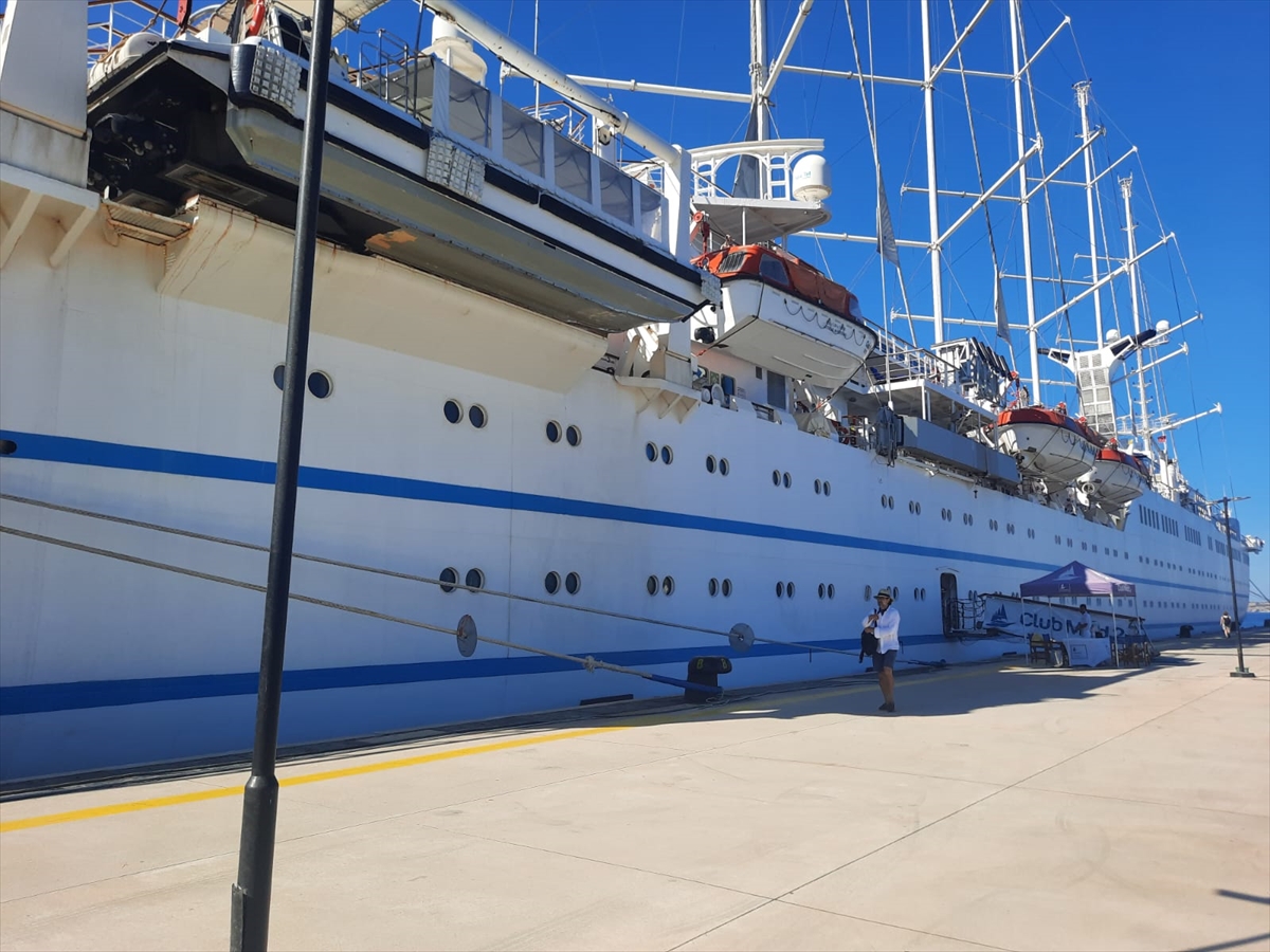 Fransa bayraklı kruvaziyer 'Club Med 2' Bodrum'da