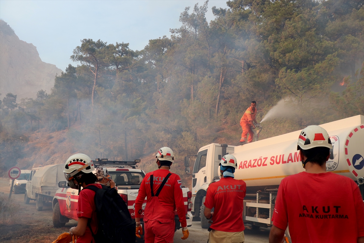 DATÇA YANGINI DEVAM EDERKEN ÇEŞME'DE DE YANGIN ÇIKTI... 7 kişi gözaltında! 