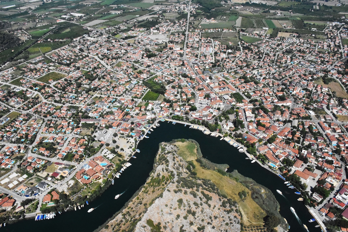 Her yıl milyonlarca turistin ziyaret ettiği Antalya ve Muğla'da, bayram tatilinde yoğunluk yaşandı