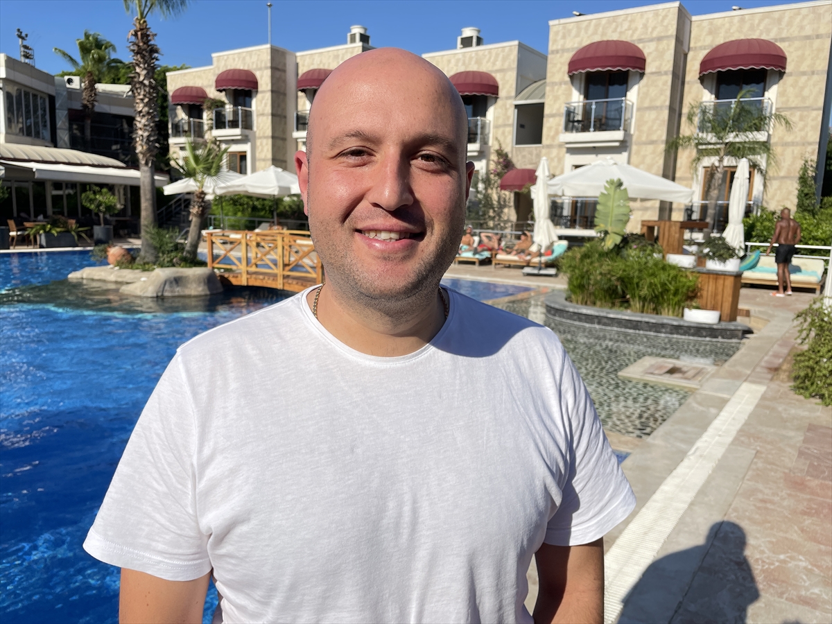 Her yıl milyonlarca turistin ziyaret ettiği Antalya ve Muğla'da, bayram tatilinde yoğunluk yaşandı