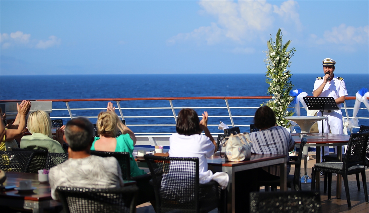 ‘Yüzen otel’ ile Bodrum'dan Ege adalarına mavi yolculuk