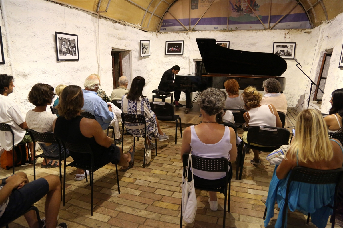 19. Uluslararası Gümüşlük Müzik Festivali kapsamında, genç piyanistler konser verdi.