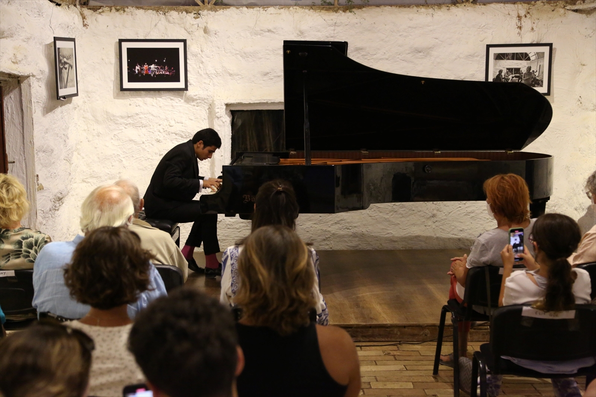 19. Uluslararası Gümüşlük Müzik Festivali kapsamında, genç piyanistler konser verdi.