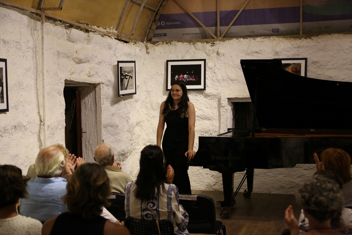 19. Uluslararası Gümüşlük Müzik Festivali kapsamında, genç piyanistler konser verdi.