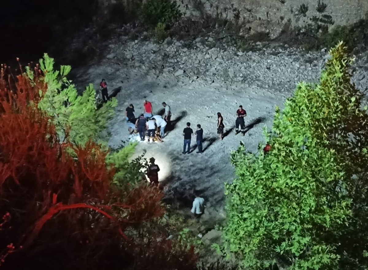 Muğla'da dere yatağına yuvarlanan otomobildeki 2 kişi öldü, 2 kişi yaralandı