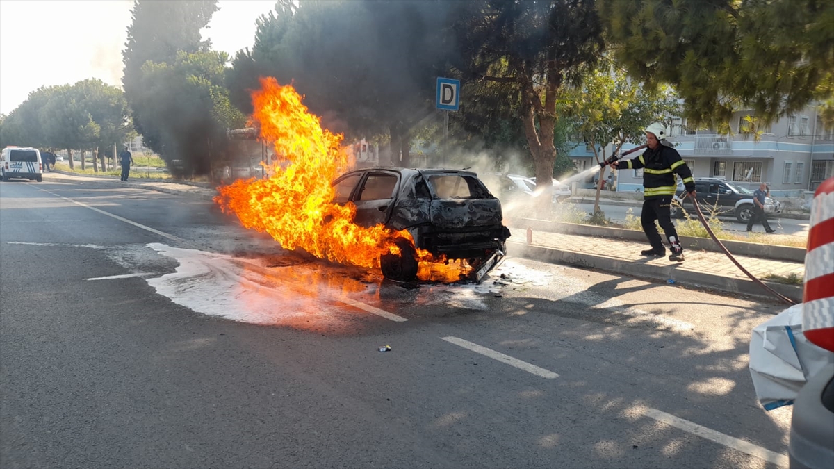 Seyir halindeki otomobil yandı