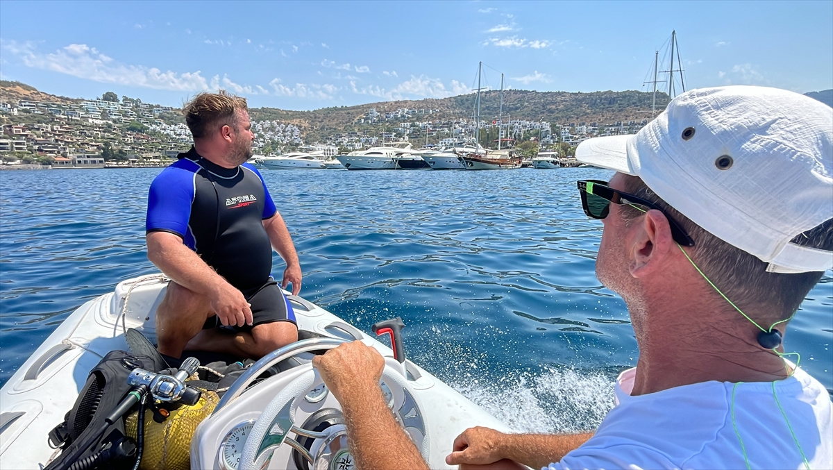 Bodrum'un 'Balık Adam'ı değerli eşyasını denize düşürenler için dalıyor