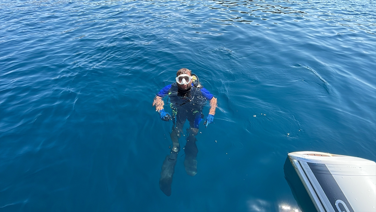 Bodrum'un 'Balık Adam'ı değerli eşyasını denize düşürenler için dalıyor