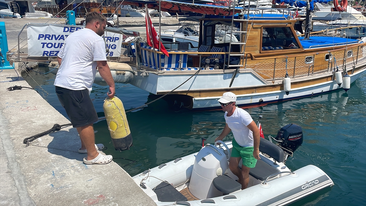 Bodrum'un 'Balık Adam'ı değerli eşyasını denize düşürenler için dalıyor