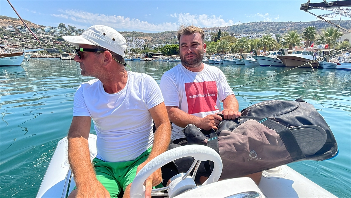 Bodrum'un 'Balık Adam'ı değerli eşyasını denize düşürenler için dalıyor