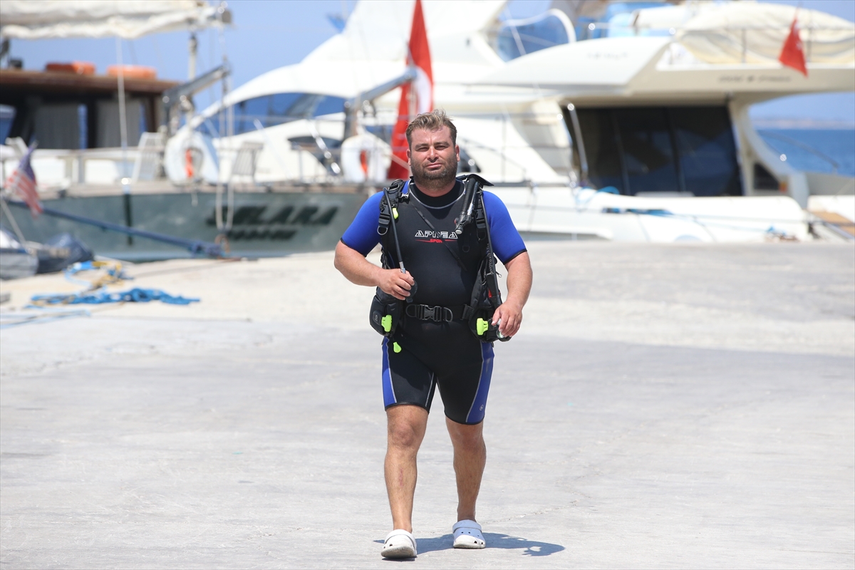 Bodrum'un 'Balık Adam'ı değerli eşyasını denize düşürenler için dalıyor