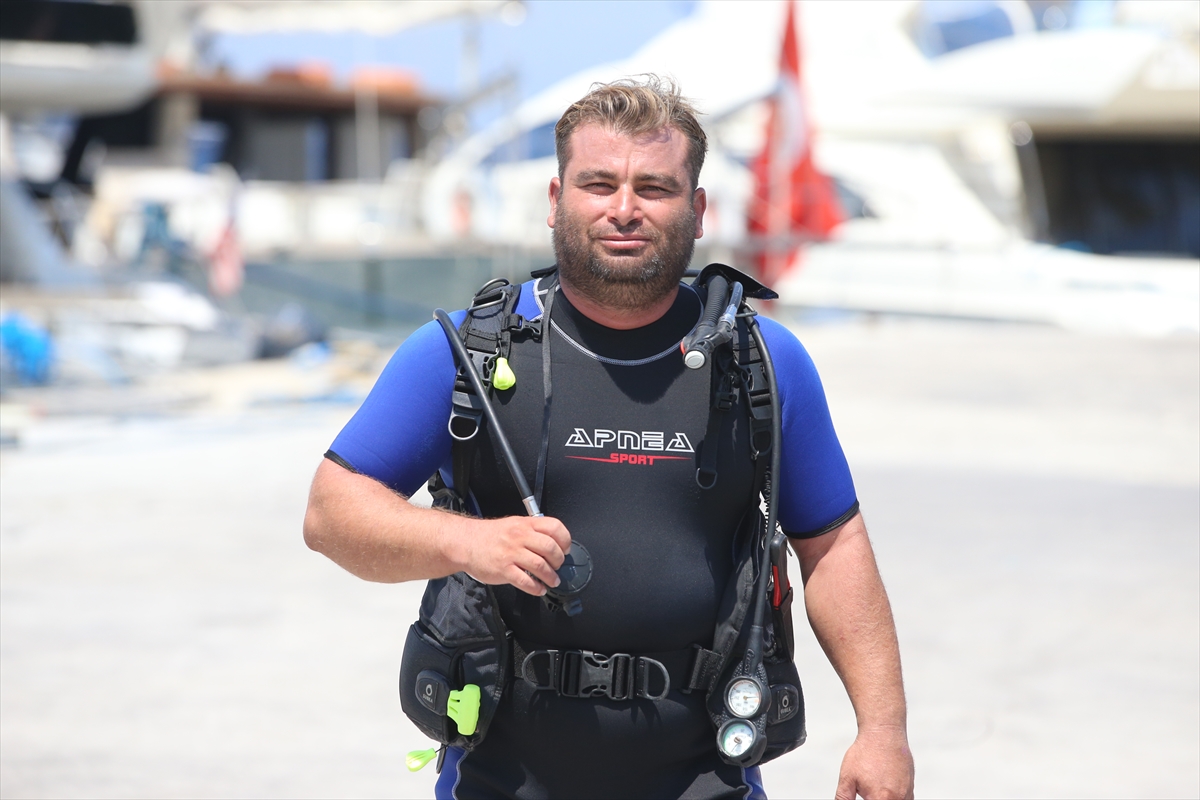 Bodrum'un 'Balık Adam'ı değerli eşyasını denize düşürenler için dalıyor