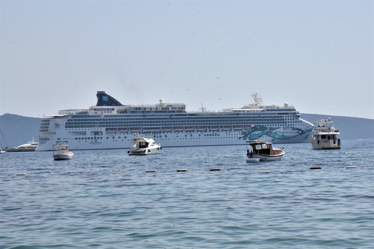 Büyük gezinti gemisi 'Norwegian Jade' Bodrum'a geldi