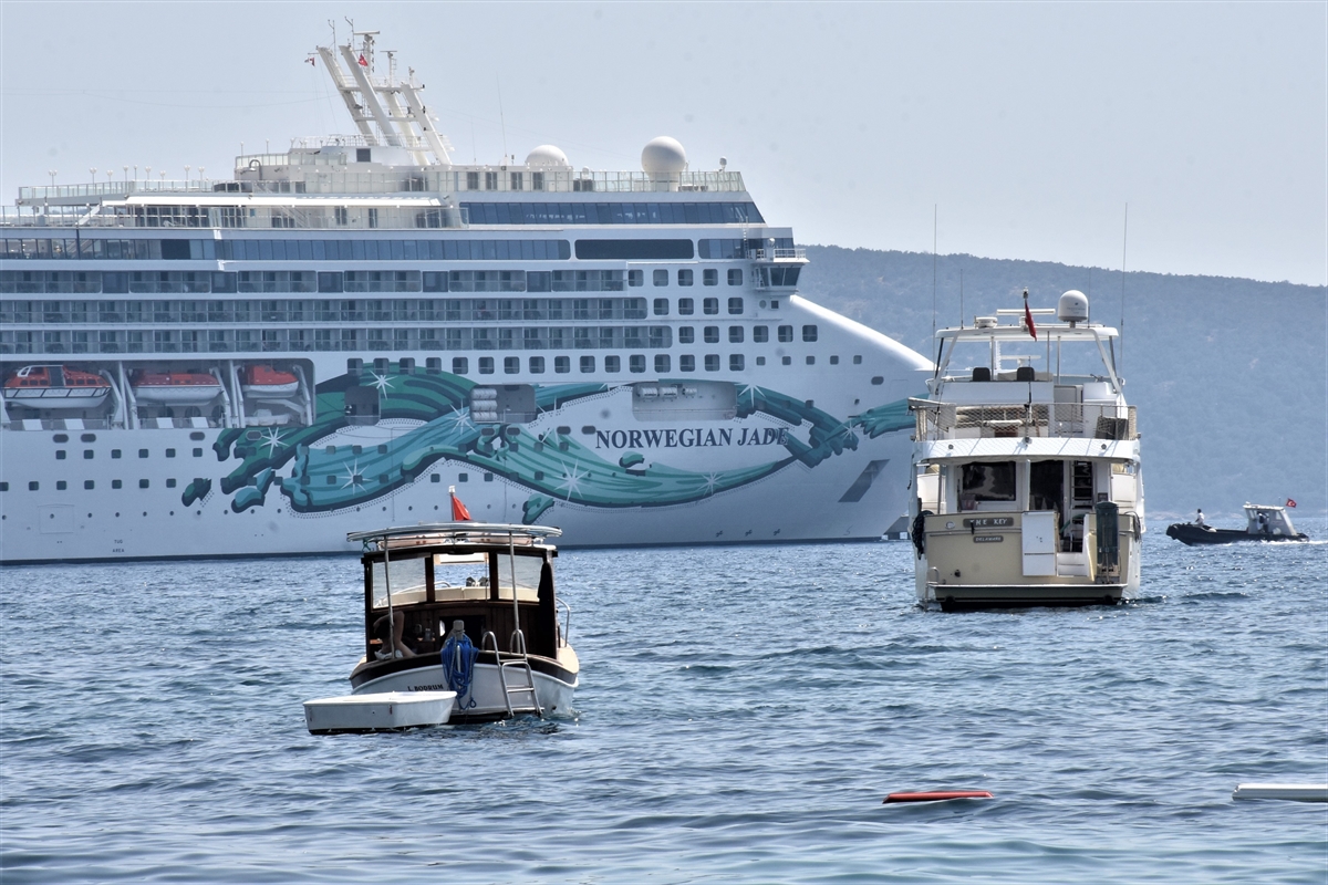 Büyük gezinti gemisi 'Norwegian Jade' Bodrum'a geldi