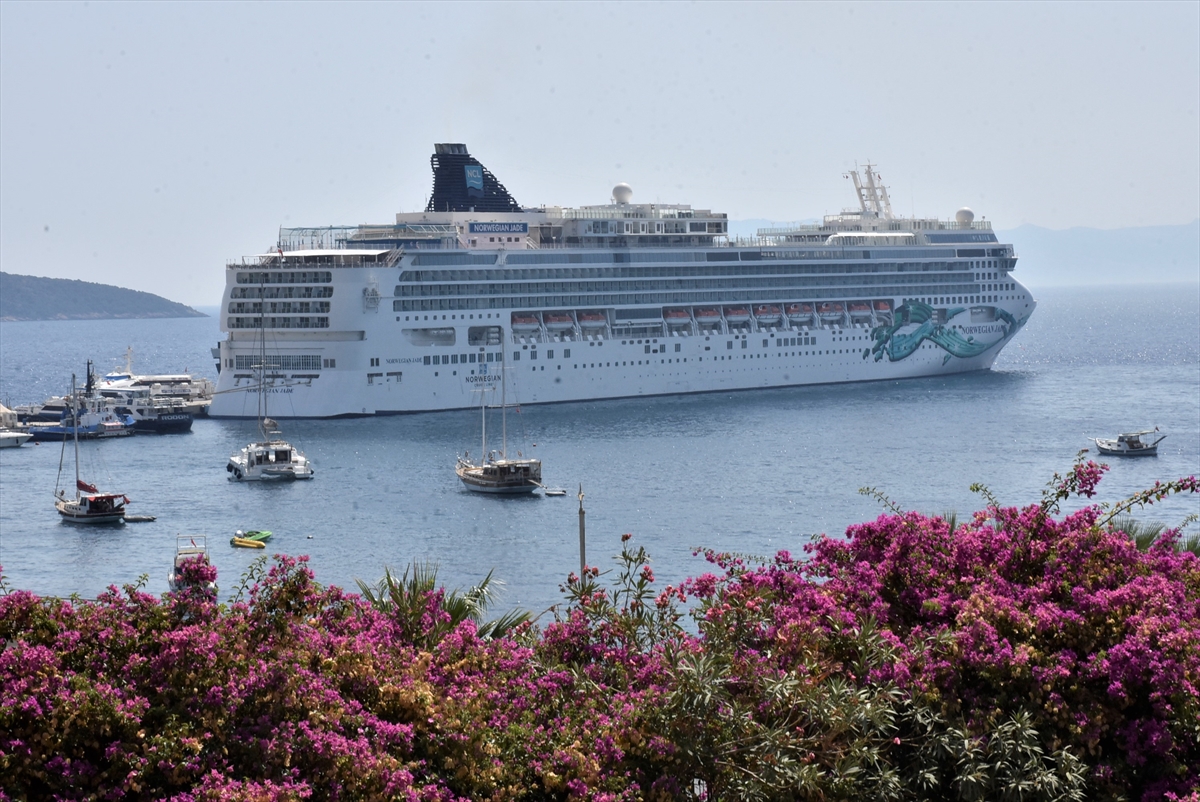 Büyük gezinti gemisi 'Norwegian Jade' Bodrum'a geldi