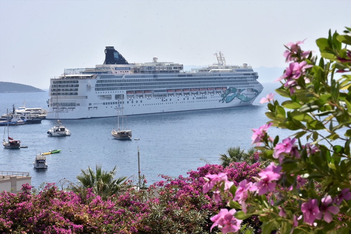 Büyük gezinti gemisi 'Norwegian Jade' Bodrum'a geldi