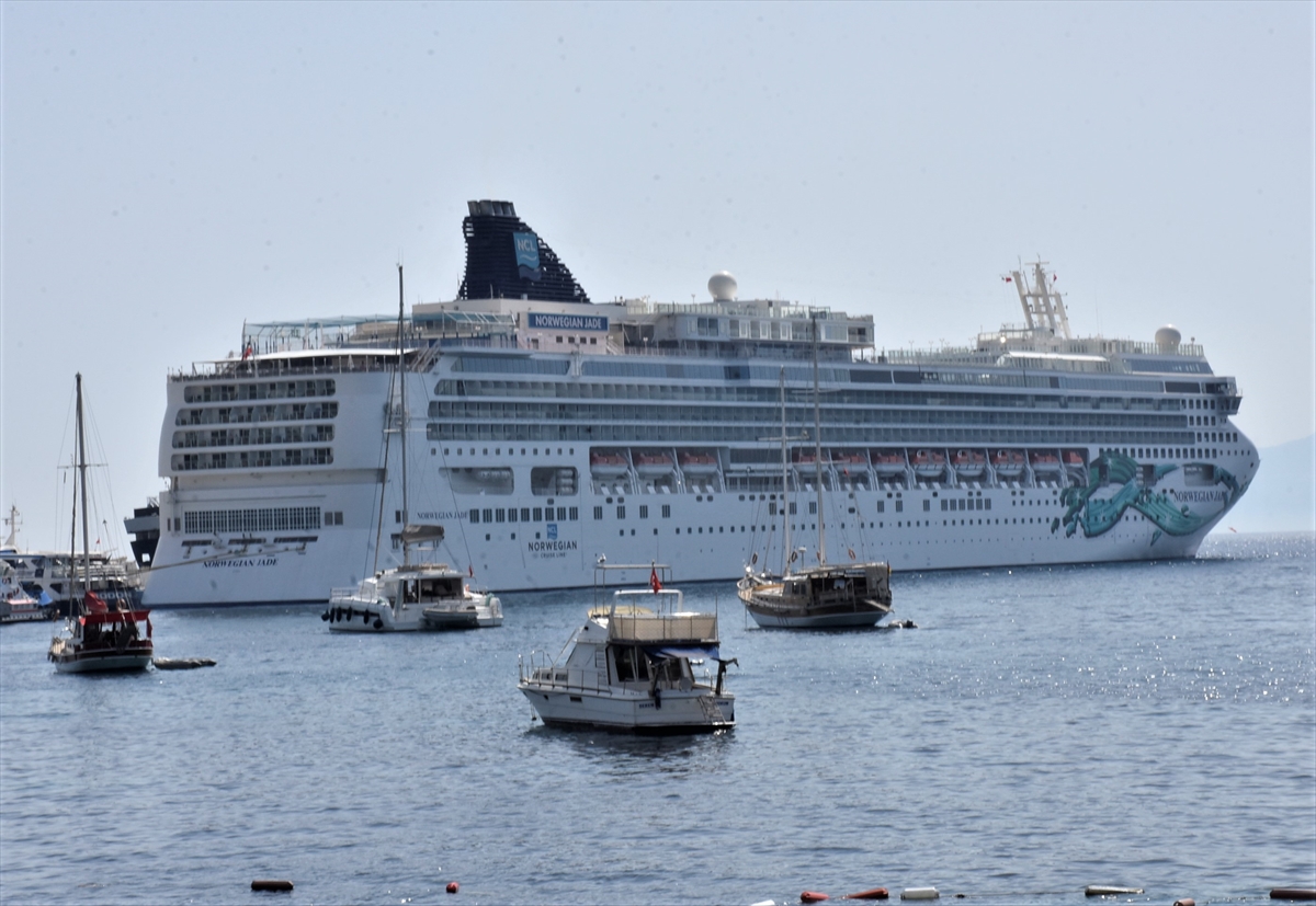 Büyük gezinti gemisi 'Norwegian Jade' Bodrum'a geldi