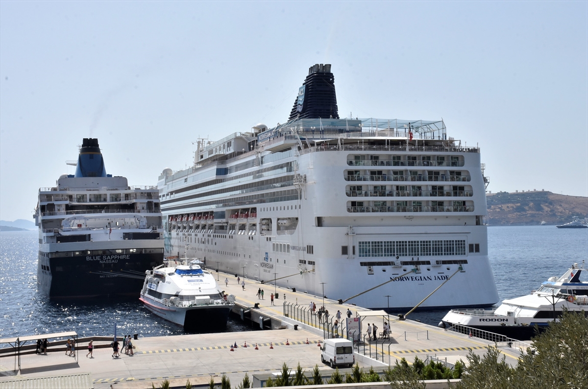 Büyük gezinti gemisi 'Norwegian Jade' Bodrum'a geldi