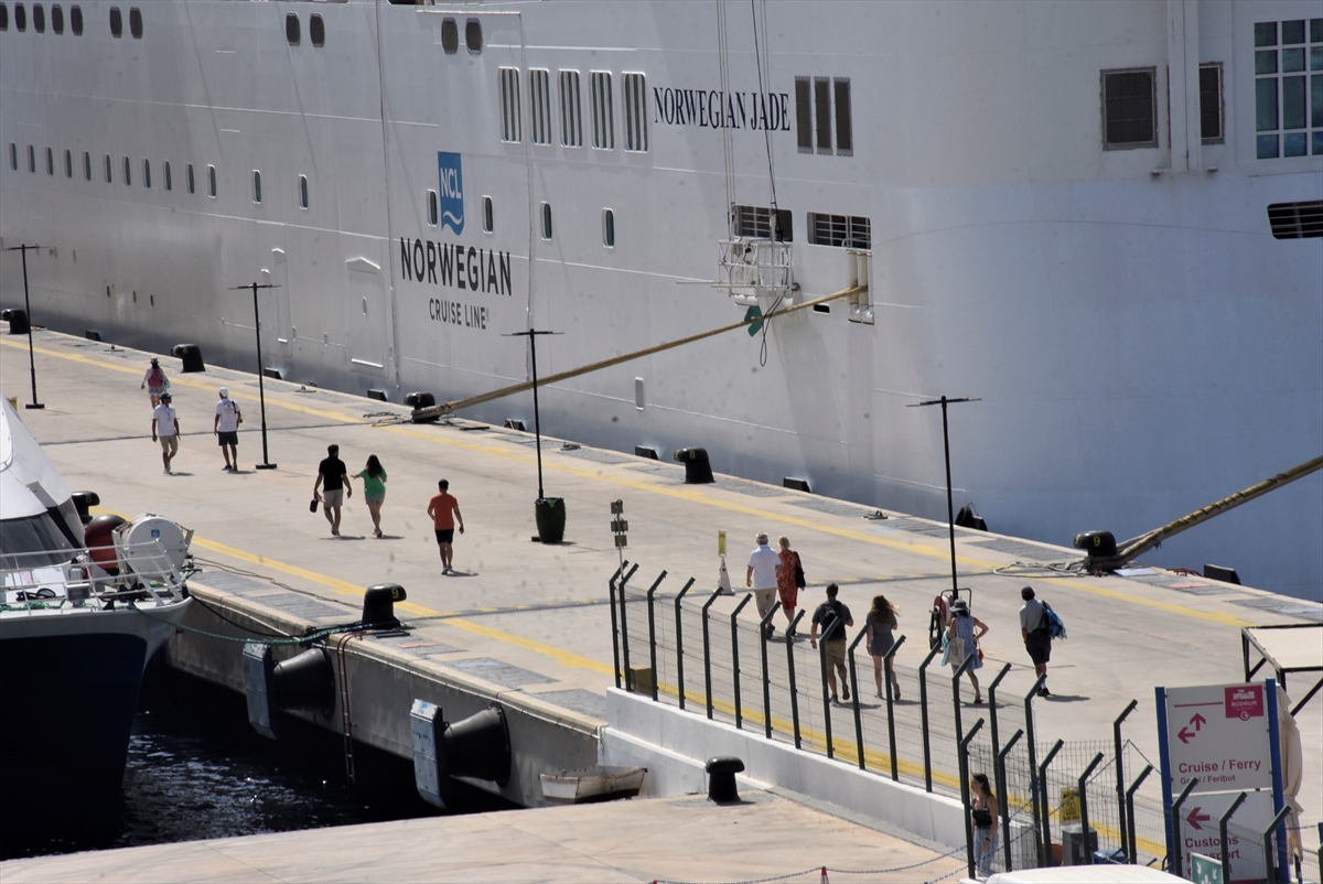 Büyük gezinti gemisi 'Norwegian Jade' Bodrum'a geldi