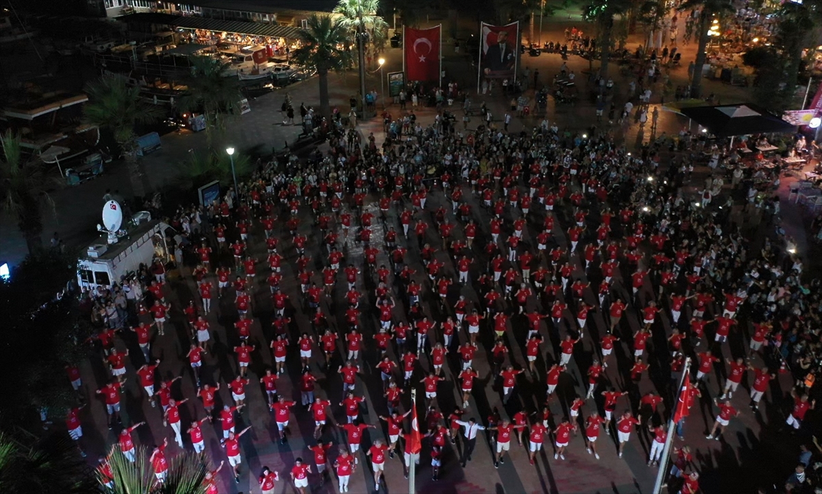 Bodrum'da 300'den fazla kişi aynı anda zeybek oynadı