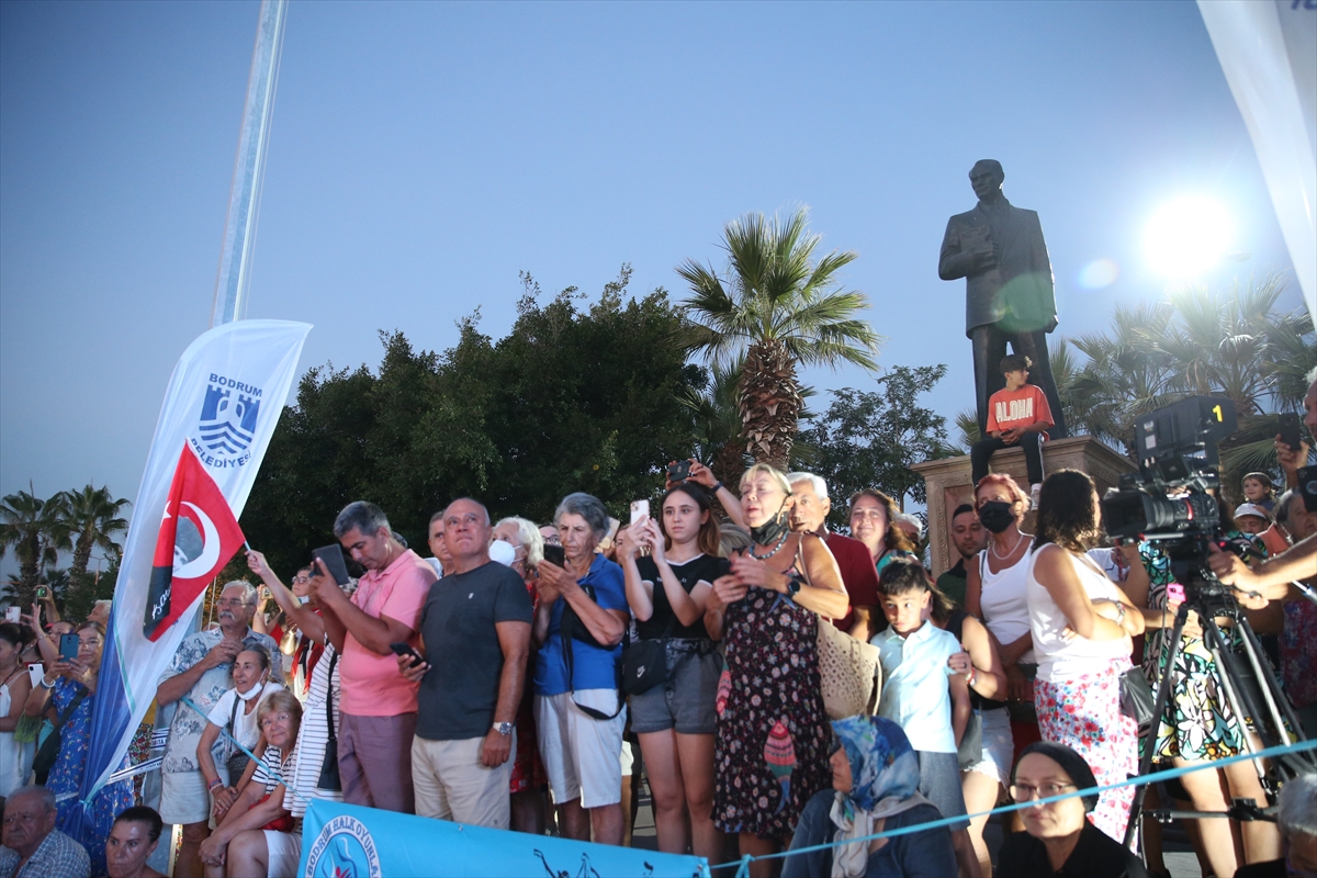 Bodrum'da 300'den fazla kişi aynı anda zeybek oynadı