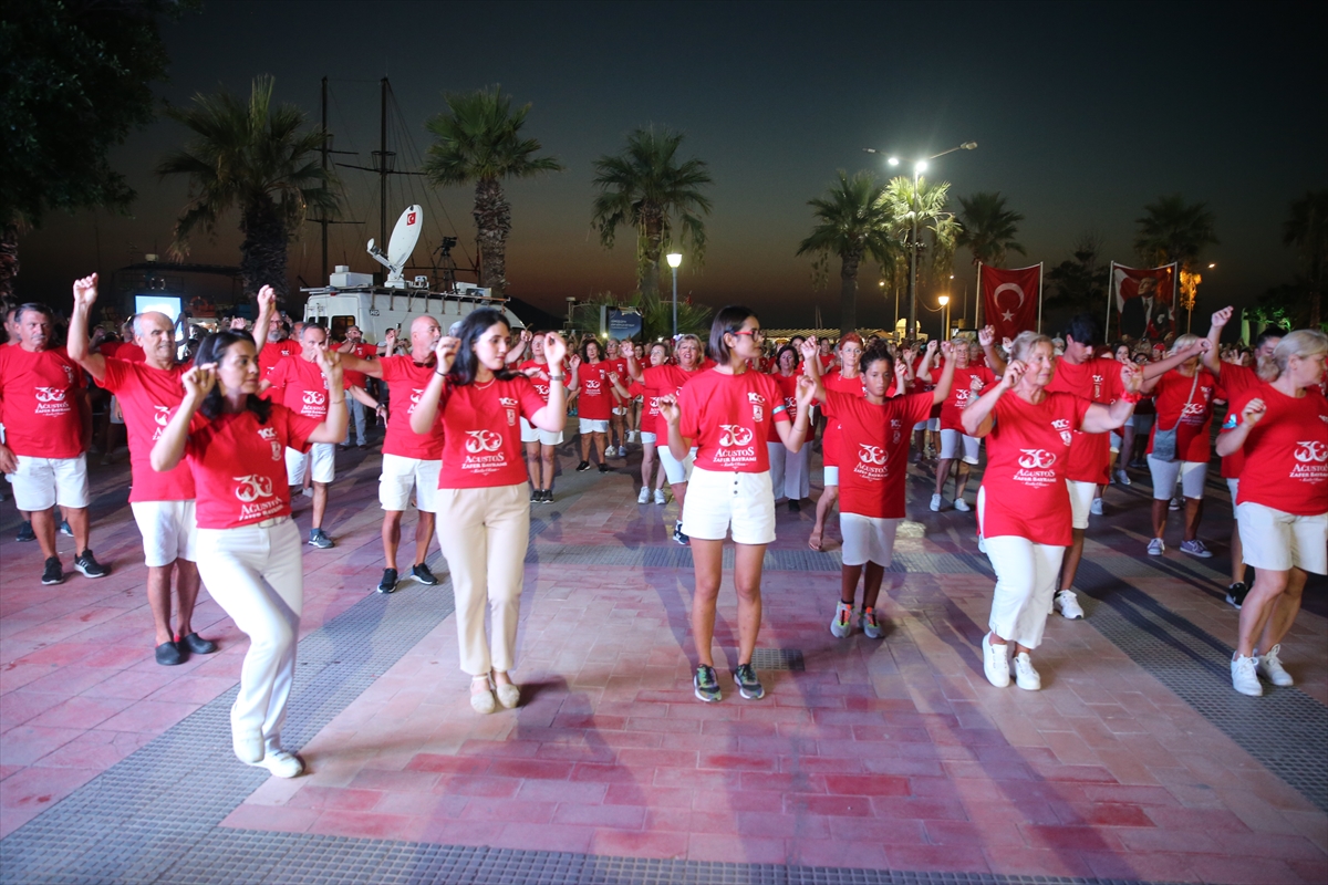 Bodrum'da 300'den fazla kişi aynı anda zeybek oynadı