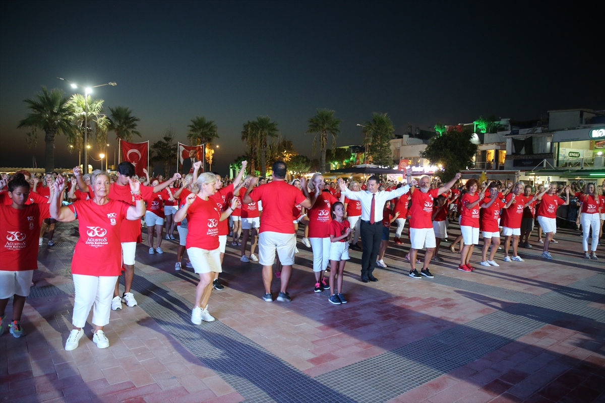 Bodrum'da 300'den fazla kişi aynı anda zeybek oynadı