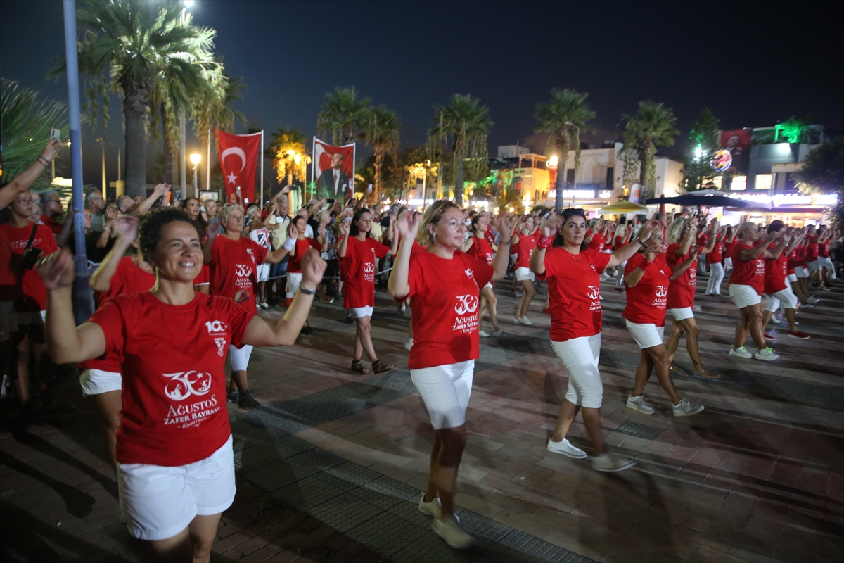 Bodrum'da 300'den fazla kişi aynı anda zeybek oynadı