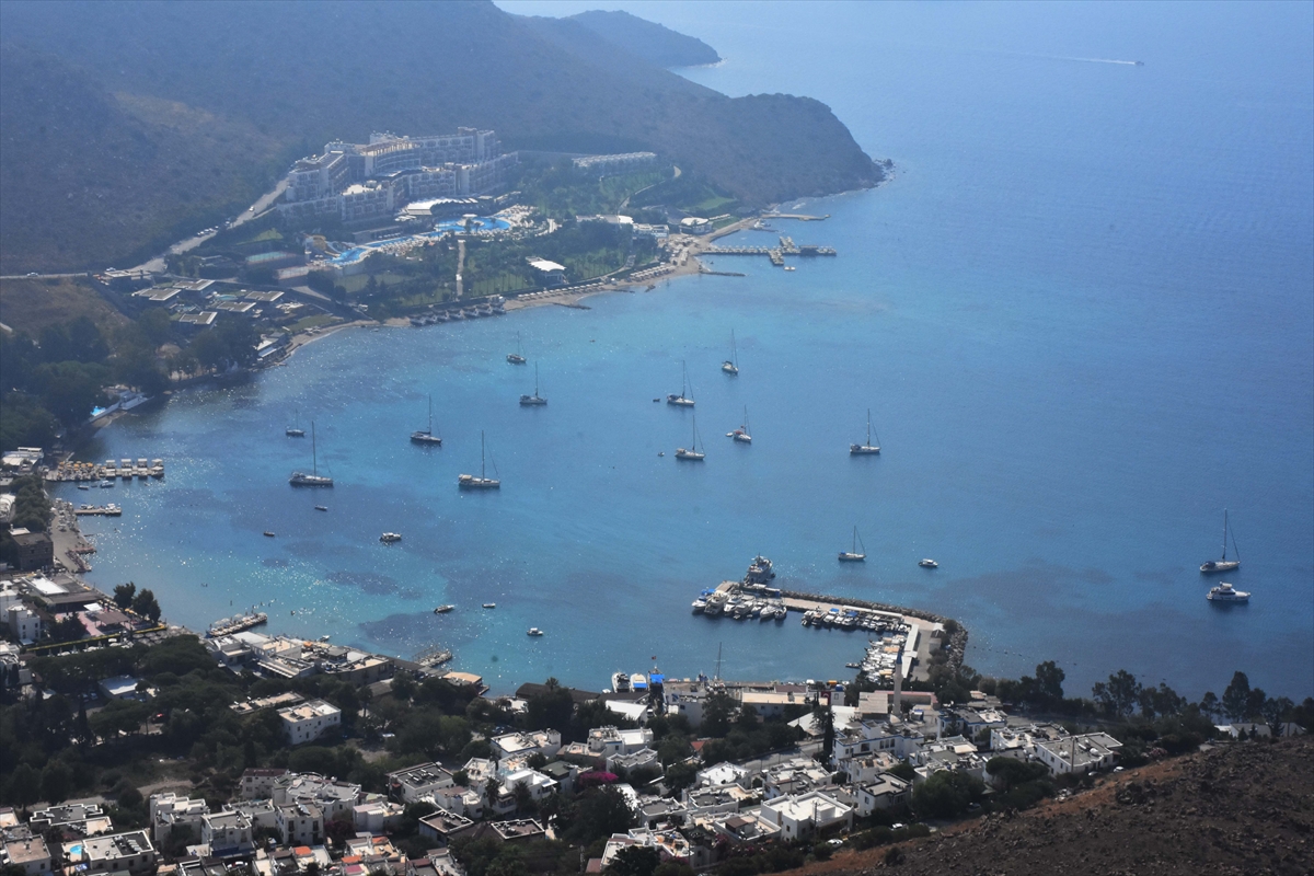 Bodrum'un maviyle yeşilin bütünleştiği koylarında yat hareketliliği yaşanıyor